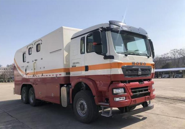 連續(xù)油管作業(yè)車(chē)